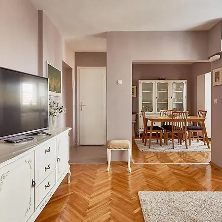 Spacious Modern In Peaceful Neighborhood Apartment