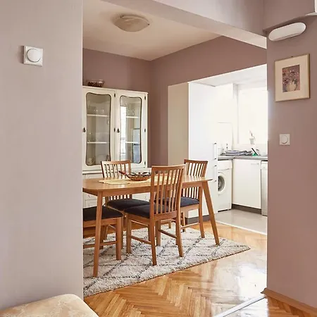 Spacious Modern In Peaceful Neighborhood