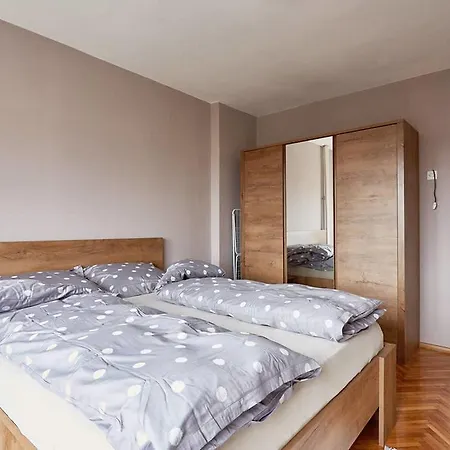 Spacious Modern In Peaceful Neighborhood Apartment *