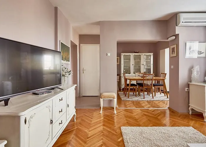 Spacious Modern In Peaceful Neighborhood Apartment