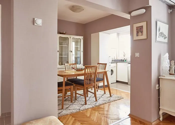 Spacious Modern In Peaceful Neighborhood